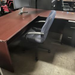 L Shaped Desk Brand New And Available In Different Colors