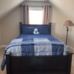 Solid Wood Queen Bedroom Set 