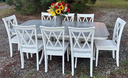 Large Dining set with hideaway leaf and 8 chairs