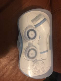 Facial cleaning brush