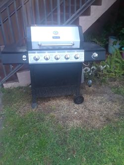 Nice 7 burner grill everything works and in good condition