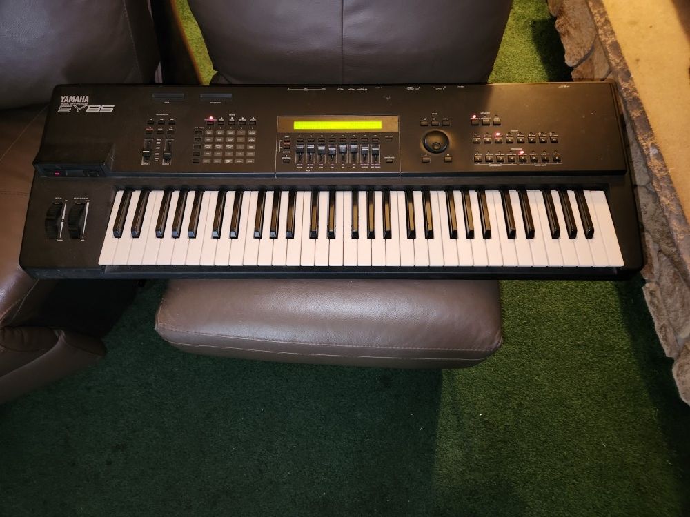 Yamaha SY85 Electronic Synthesizer