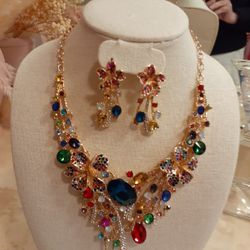 MAGNIFICENT MULTI COLOR NECKLACE SET 