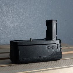 Battery Grip for Sony – Fits a7II / a7M2 / a7RII + 2 Batteries