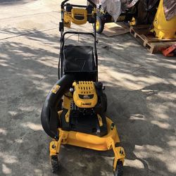 DEWALT 28 in. 224cc E-GOV Engine 3-in-1 Gas RWD Self-Propelled Lawn Mower with High Rear Wheels