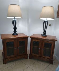 Pair of Ashley Furniture Oak Nightstands/End Tables With Matching Lamps