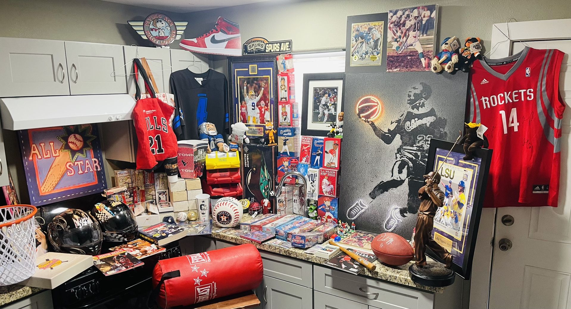 All Things Sports ๐ โพ๏ธ ๐ Package! (100+ Items.. Sealed Sport Cards, Bobble Heads, Autographed Items & Etc) ALL FOR $250