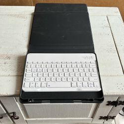 IVEOPPE brand keyboard case for an iPad. It is designed for iPad 10.2 9th generation, Air 3, and 10.5 Pro models