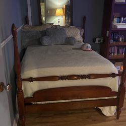 Full bed frame. cherry Wood ….comes With box Spring 