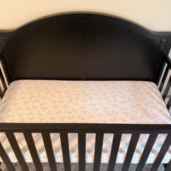 Graco 5 in 1 black crib with sheets