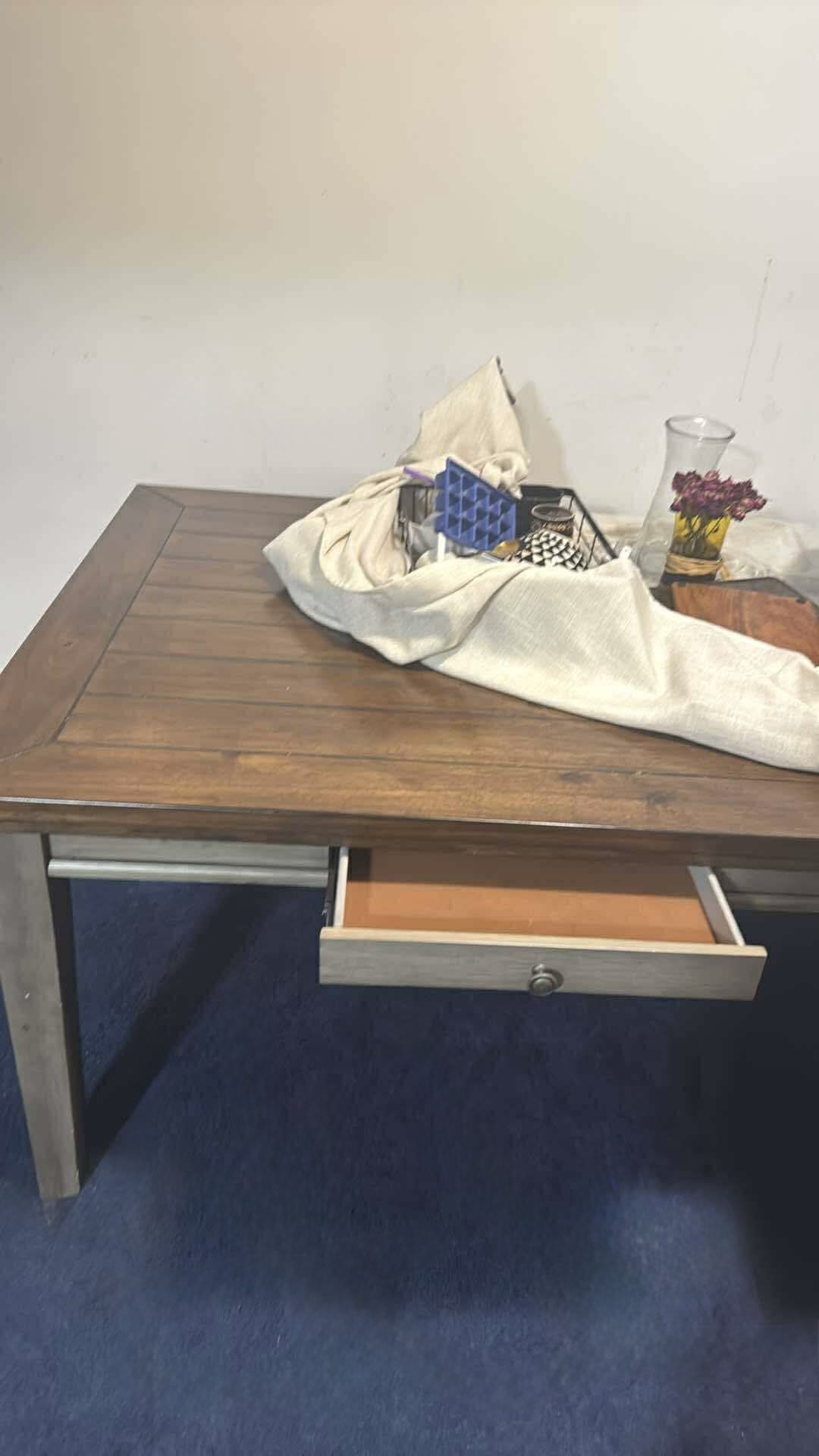 Dinning Room Table Seats Up To 6 (leaf)