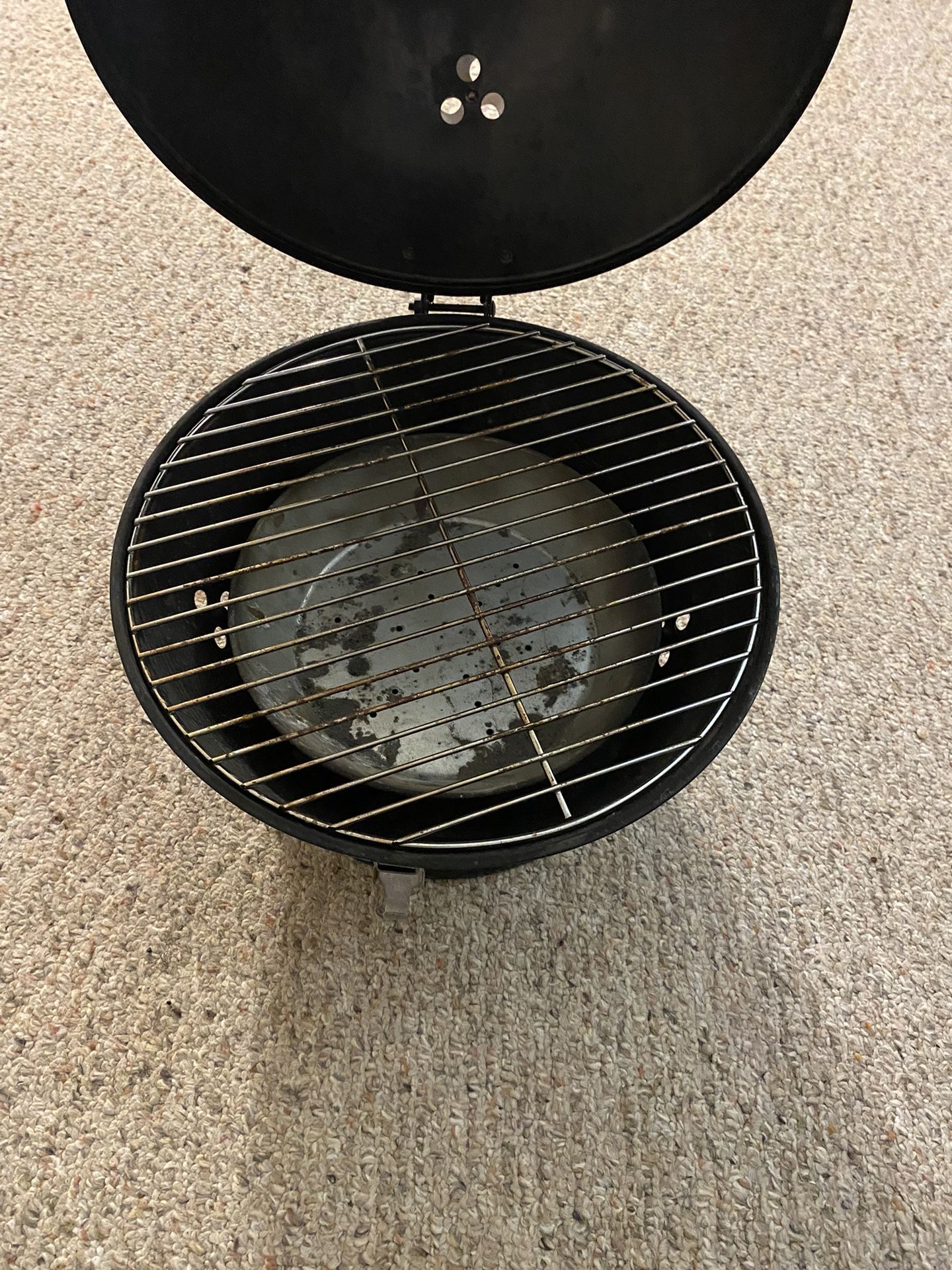 BBQ GRILL PORTABLE AND CARRY ON GREAT CONDITION 