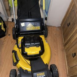 DEWALT 20V MAX 21.5 in. Battery Powered Walk Behind Self Propelled Lawn Mower (tool only)