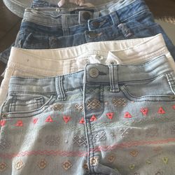 6 Pairs Of Shorts Size 3-4 T 