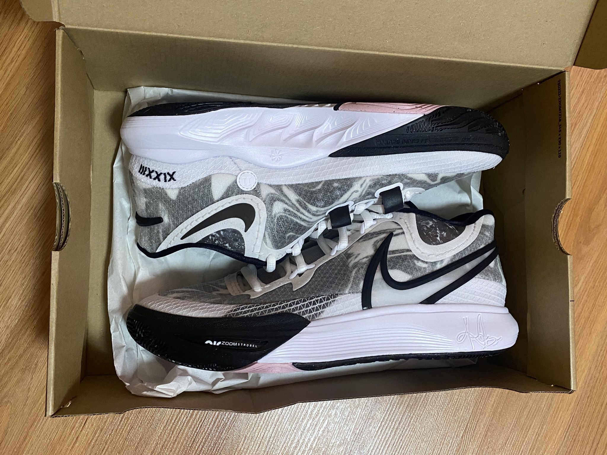 BRAND NEW SIZE 10 NIKE KYRIE 8 WHITE & BLACK