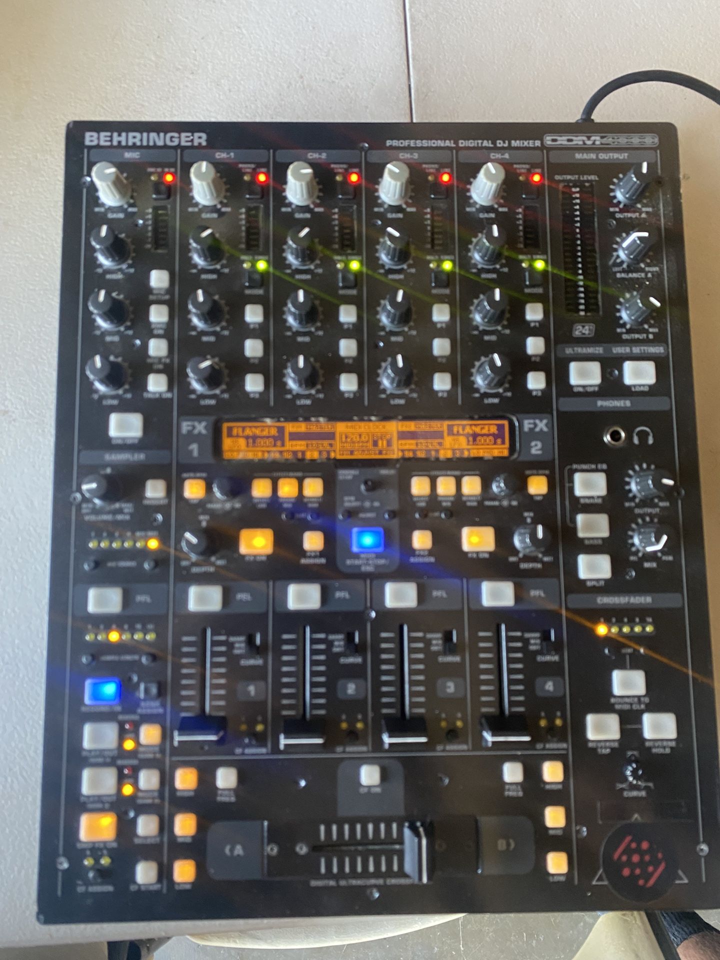 Mixer Behringer CDM4000