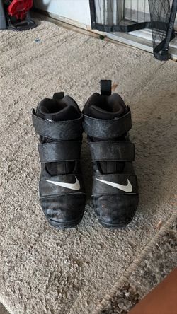 Youth football cleats