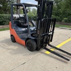For sale a Toyota 8fgcu25 forklift.5000lb lift capacity,83/189 triple mast with side shift. It is in good working condition. 