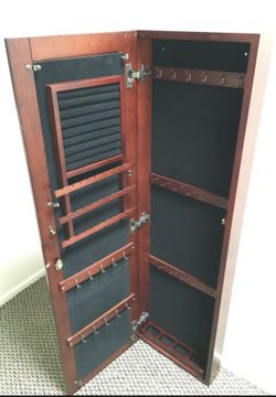 Elegant wall mount jewelry holder!