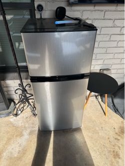 insignia mini refrigerator freezer NSCF43SS9