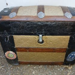 Late 1800s Humpback Trunk