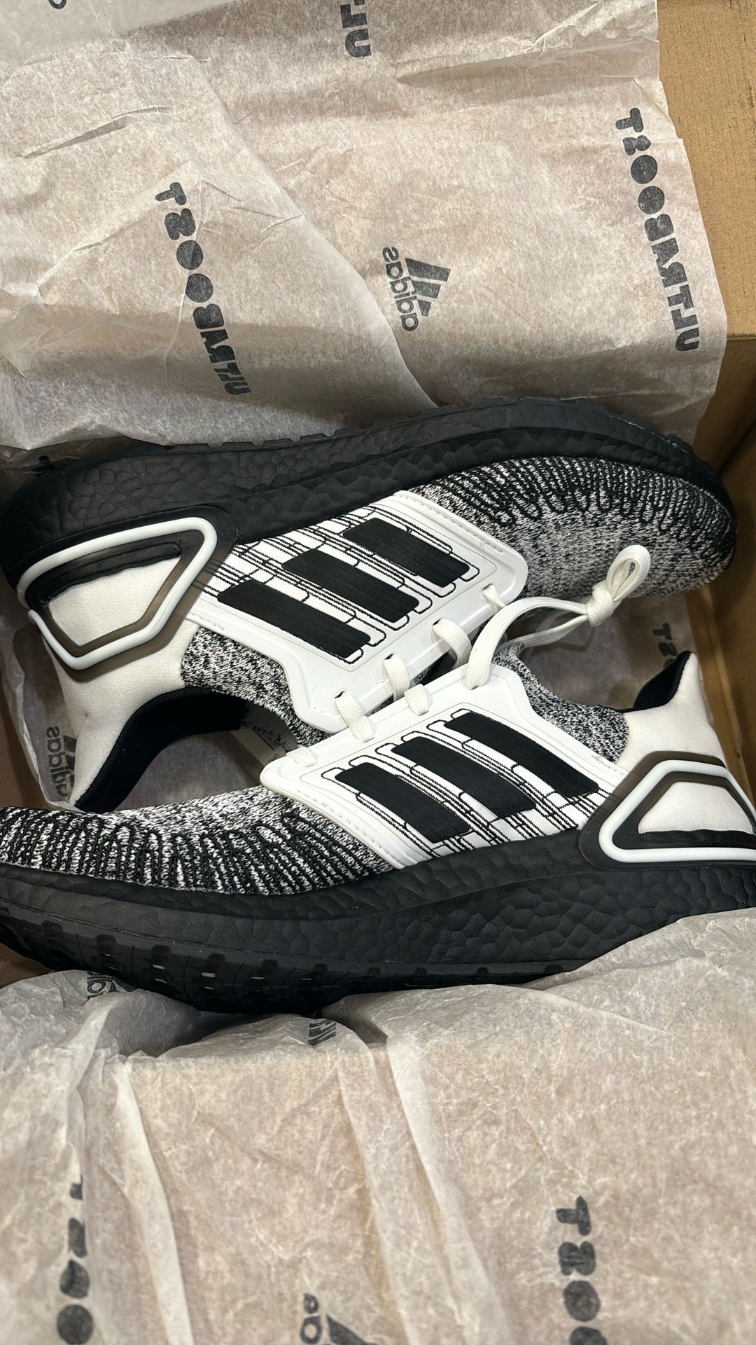 Men’s Adidas Ultraboost 20 Oreos Size 8.5