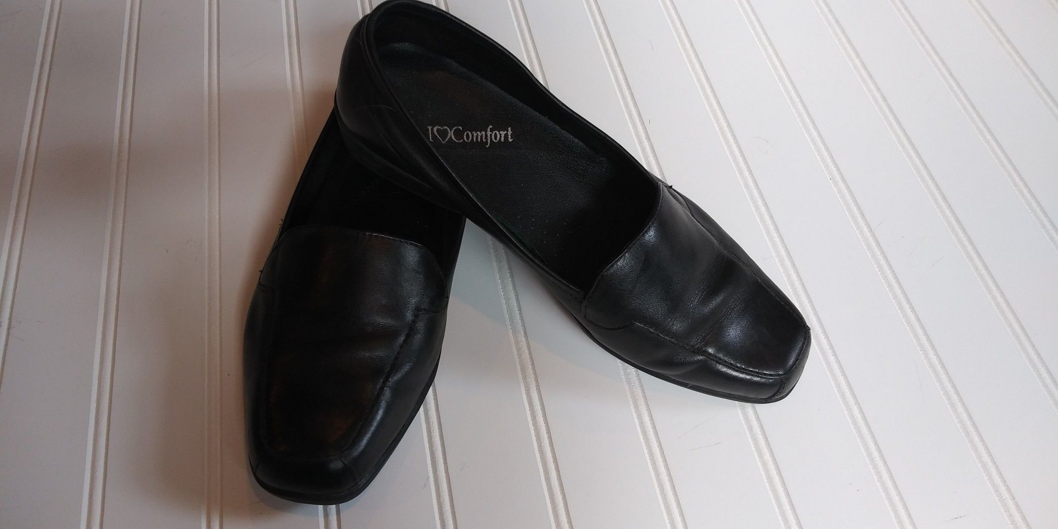 Womens size 9W (wide) black leather casual shoe