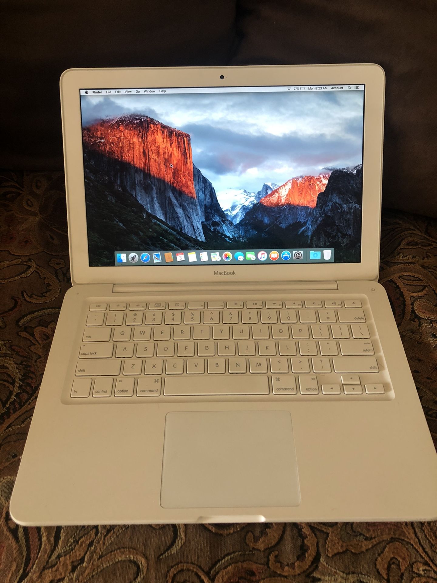 2009 white MacBook