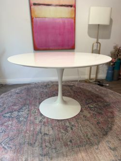 Moving sale: Round white pedestal table / Tulip Table