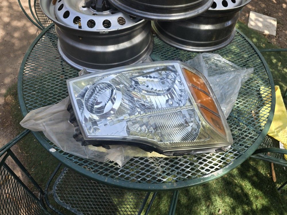 2006 Nissan Armada Headlight