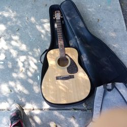YAMAHA F335 ACOUSTIC GUITAR