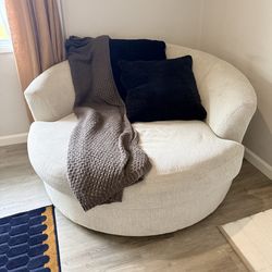 Oversized accent chair, swivel