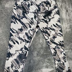 Reebok Black And Gray Workout Capris Size Small