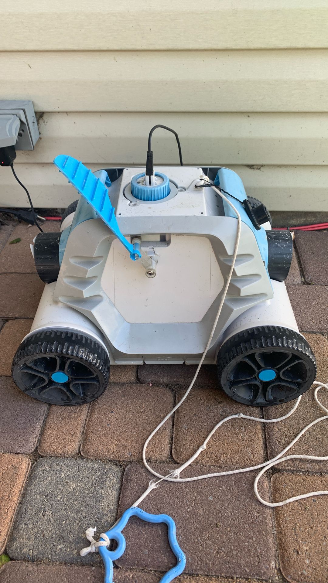 Cordless Pool Cleaning Robot