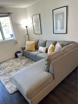 Like new Ashley’s furniture sectional couch !!!