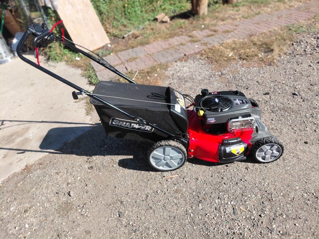 Snapper Professional Series SELF PROPELLED WITH BAG IN Excellent Condition 