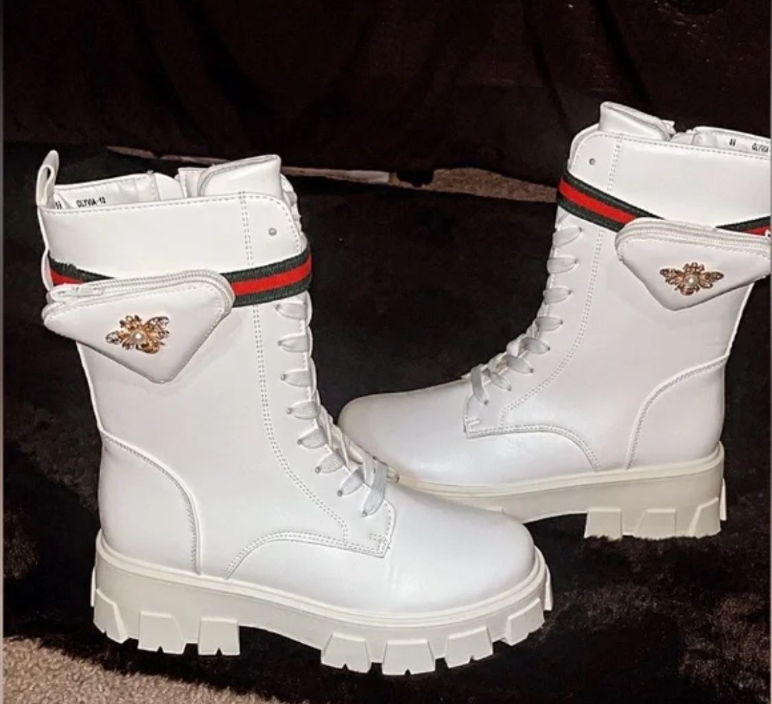 Unisex Winter White fashion Boots..Size 12..