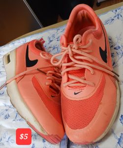 WOMEN'S SIZE 6 SHOES & SANDALS *PRICES ARE IN PHOTOS*