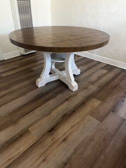Table ROUND 50 $100 OBO