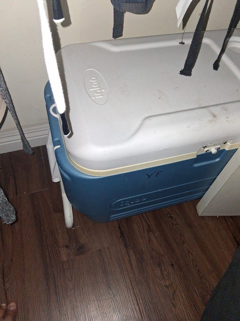 Ice Chest With Wheels And Puller