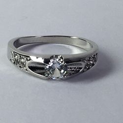 WOMENS RHINESTONE RING SIZE 8 🌺🌸🌼 NEW CONDITION RING FOR WOMEN ✨HIGH QUALITY   PLEASE LOOK AT ALL THE PICTURES FOR DETAILS AND CONDITION. THE ITEM 
