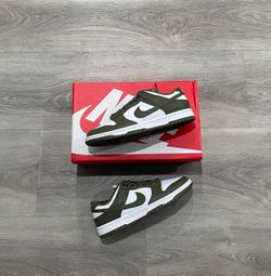 WMNS Nike Dunk Low “ Médium Olive” 🫒