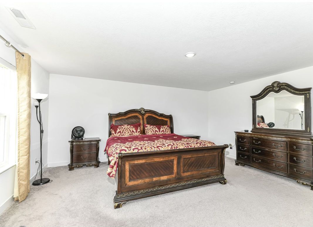 King Size Bedroom Set With 2 Nightstands, Dresser And Mirror 