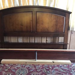 Cherry Wood Queen Bed Set 