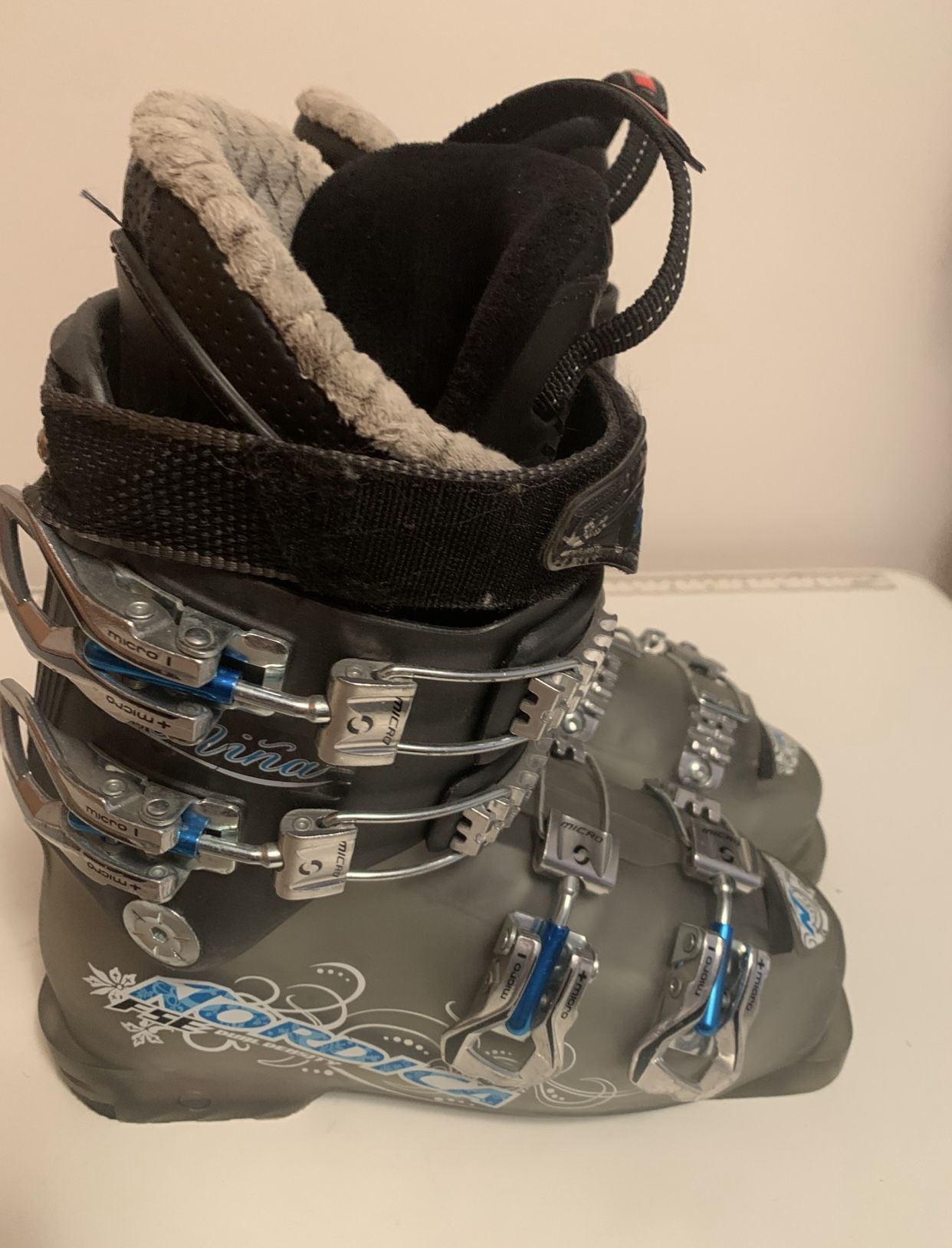 Nordica Ski Boots. Size 4-4.5 (22.5)