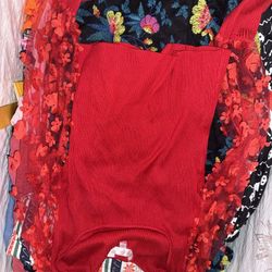 Hola Muy Buenas Tardes Vengo Ofreciendo  Un Lote De Ropa De Mujer 