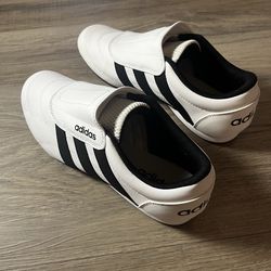 Women’s Adidas TEKWEN white sneaker size 6