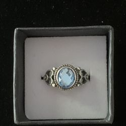 Beautiful Silver Ring w/ Sparkling Blue Center & hearts on side - Size 5