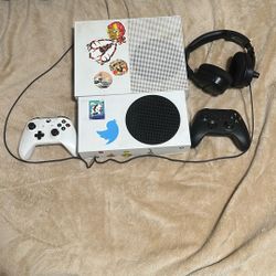 2 xbox, 2 controller,1 headset 