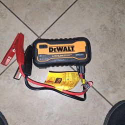 Dewalt Jump Starter 2500A 